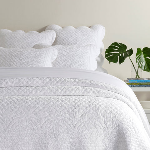Power Shake Scallop Quilt | White