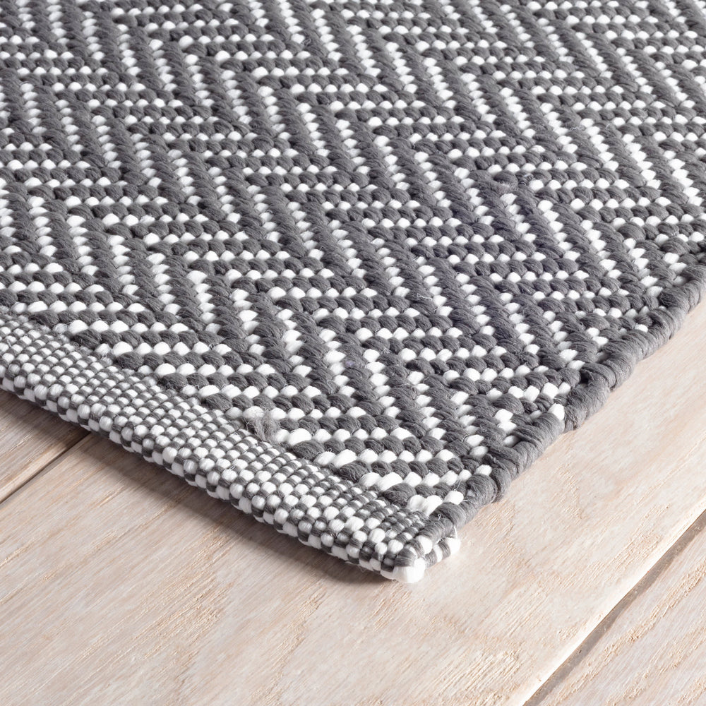Herringbone Handwoven Indoor/Outdoor Rug | Shale/White
