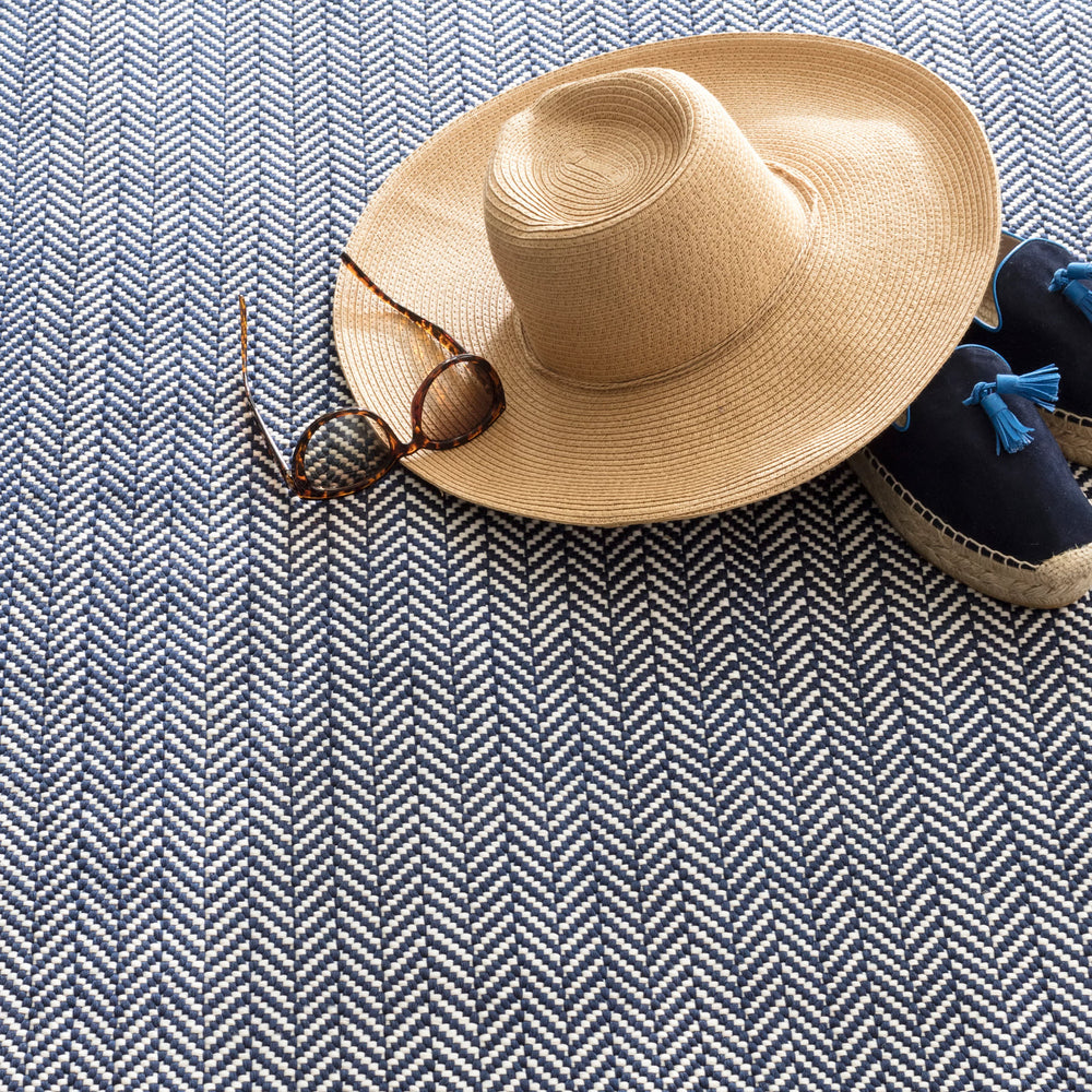 Herringbone Handwoven Indoor/Outdoor Rug | Navy/Ivory