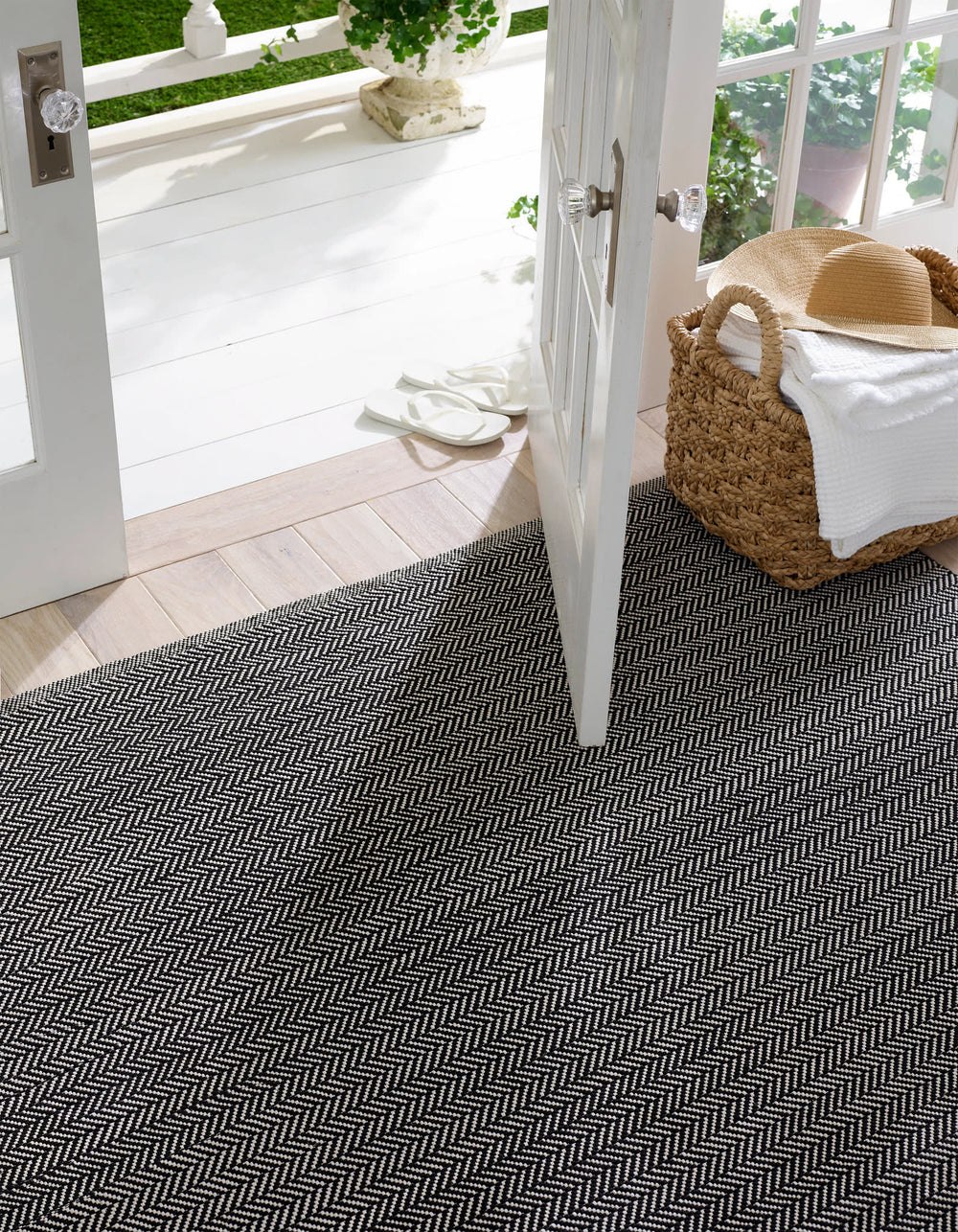 Herringbone Handwoven Indoor/Outdoor Rug | Black/Ivory