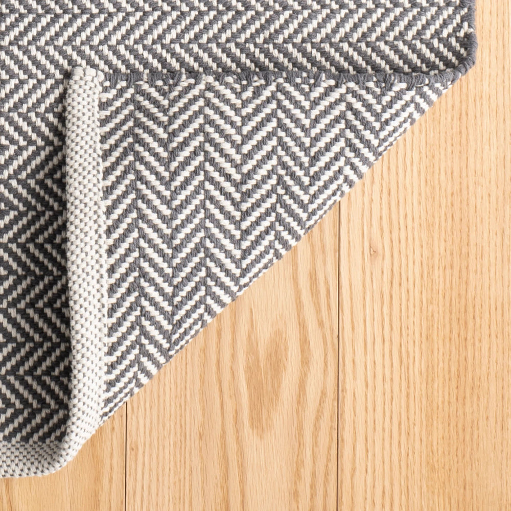 Herringbone Handwoven Indoor/Outdoor Rug | Shale/White