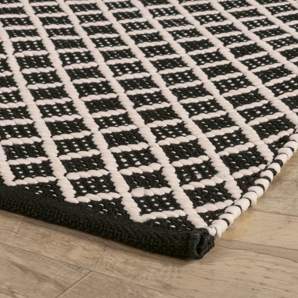 Trellis Handwoven Indoor/Outdoor Rug | Black